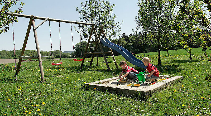 Spielplatz mit Schaukel - Urlaub in Bayern